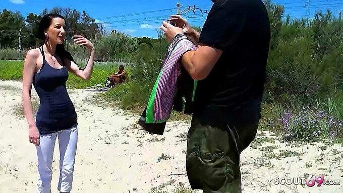 Tania'S Eerste Anale Ervaring Met Een Oudere Kerel Op Een Strand