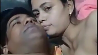 Pau Preto Grande Fisting E Beijando Com Neha Sharma Em Vídeo De Sexo Quente