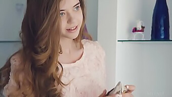 Tonårsbabe Kay J Visar Upp Sin Vackra Kropp I En Softcore-Video