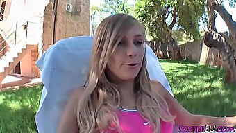 La Aventura Amateur Al Aire Libre De Lena Nitro Con Un Juguete Sexual