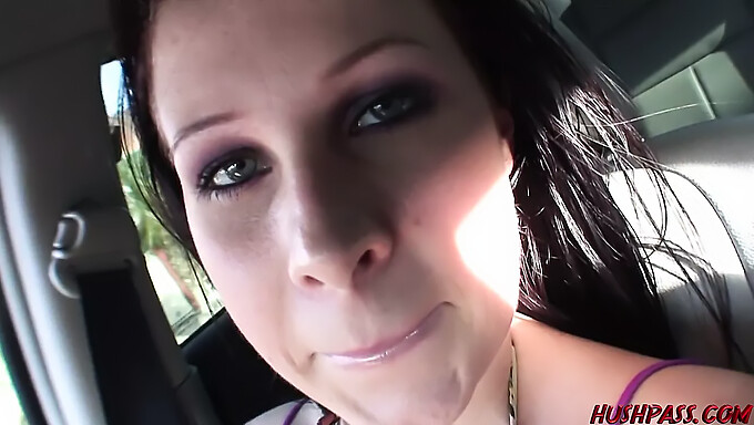 La Babe Aux Gros Seins Gianna Michaels Donne Une Branlette Espagnole Et Se Fait Baiser Dans Une Camionnette