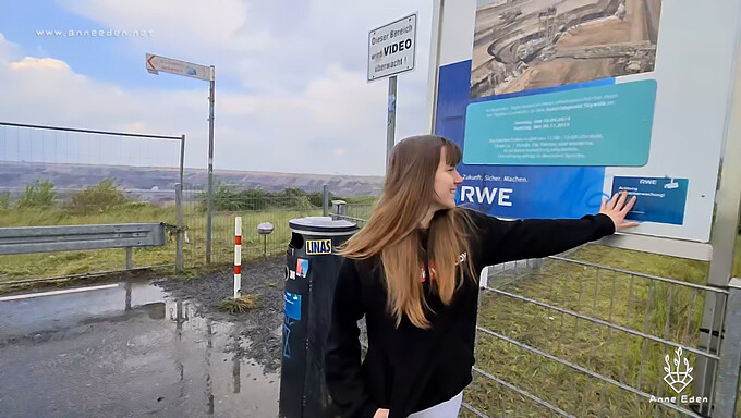 Těsná Brunetka Se Rychle Dostává Do Orálu A Ven Na Veřejné Vyhlídkové Platformě