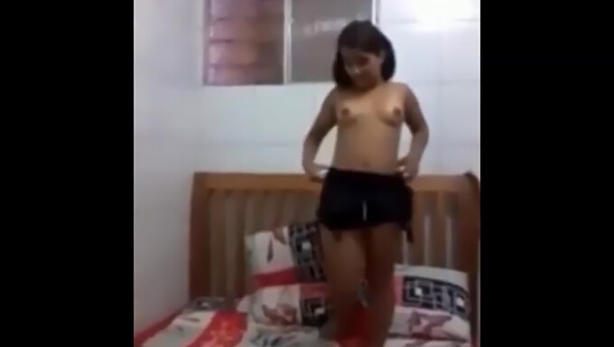 Una Adorable Chica Se Desnuda Y Se Complace A Sí Misma Para Su Novio Grabado En Video