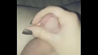 Femdom, Şeker Bebeğini Post-Cum Handjob Ile Küçük Düşürüyor