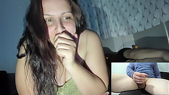 Esposa Viciosa Disfruta Viendo Cómo Un Chico Al Azar Se Hace Una Paja Mientras Su Marido Duerme