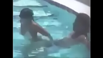 Pasangan Berpakaian Bikini Menikmati Seks Anal Di Kolam Renang Yang Panas.