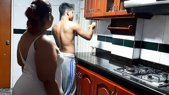 Vizinha Colombiana Madura É Fodida Na Cozinha