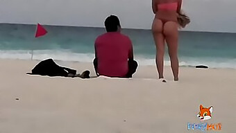 Hot Hotwife Viser Sin Røv I En G-Streng På Stranden