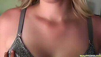 Suha Blondinka Daje Pov Blowjob V Javnosti